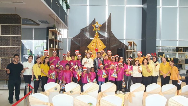 Menyambut Natal 2025, Mercure Makassar Nexa Pettarani menggelar Christmas Light Celebration 2025, sebuah perayaan Natal yang dikemas sederhana namun sarat makna. Mengusung semangat kebersamaan, refleksi, dan kepedulian sosial, kegiatan ini menjadi ruang perjumpaan antara manajemen hotel, komunitas Kristiani, serta anak-anak Panti Asuhan Murni dalam suasana hangat dan penuh kasih.
