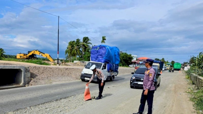 Antisipasi Kepadatan Nataru, Sat Lantas Polres Wajo Patroli Jalur Mudik Sengkang&ndash;Siwa