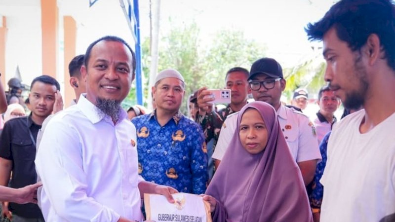 Gubernur Sulsel Serahkan Bantuan Korban Puting Beliung di Jampue Pinrang