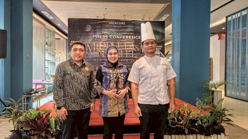 Ki-kan Ketua panitia New year eve 2025 Mercure Nexa Pettarani Makassar, Muh. Aras Rahman, General Manager Mercure Nexa Pettarani Makassar Wiwied Nurseka, Chef Mercure Nexa Pettarani Makassar Surya