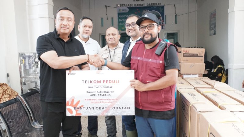 Direktur Network Telkom Nanang Hendarno saat memberikan bantuan obat-obatan kepada Rumah Sakit Daerah Aceh Tamiang pada Senin (15/12).