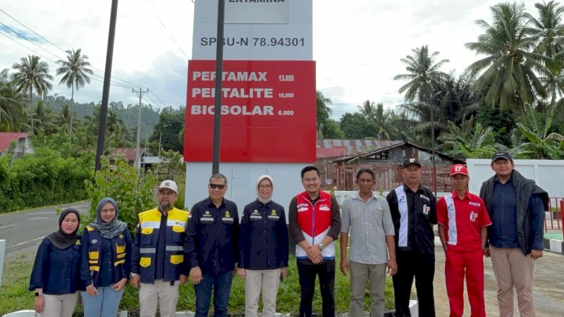 Di Kabupaten Donggala, Sulawesi Tengah, Badan Pengatur Hilir Minyak dan Gas Bumi (BPH Migas) meninjau langsung operasional Stasiun Pengisian Bahan Bakar Umum Nelayan (SPBUN) sebagai bagian dari upaya memastikan kemudahan akses Bahan Bakar Minyak (BBM) bagi nelayan sekaligus mendorong pemerataan ekonomi di daerah pesisir.