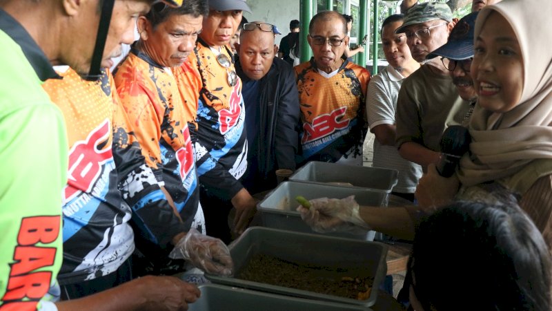 Warga Bukit Baruga mengikuti pelatihan Kalla Ecocycle di Baruga Driving Range Golf, Minggu (21/12/2025). Kegiatannya meliputi pemilahan sampah, budidaya maggot, produksi ecoenzim hingga urban farming.