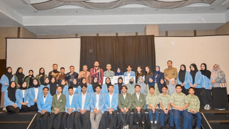 Tim Yayasan Hadji Kalla dan Avamora memberikan bantuan beasiswa kepada 38 mahasiswa di Wisma Kalla, beberapa waktu lalu.