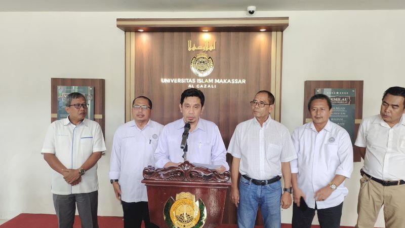 Rektor UIM, Muammar Bakry saat memberikan keterangan kepada wartawan pada Senin (29/12/2025). (Dok Rakyatku)