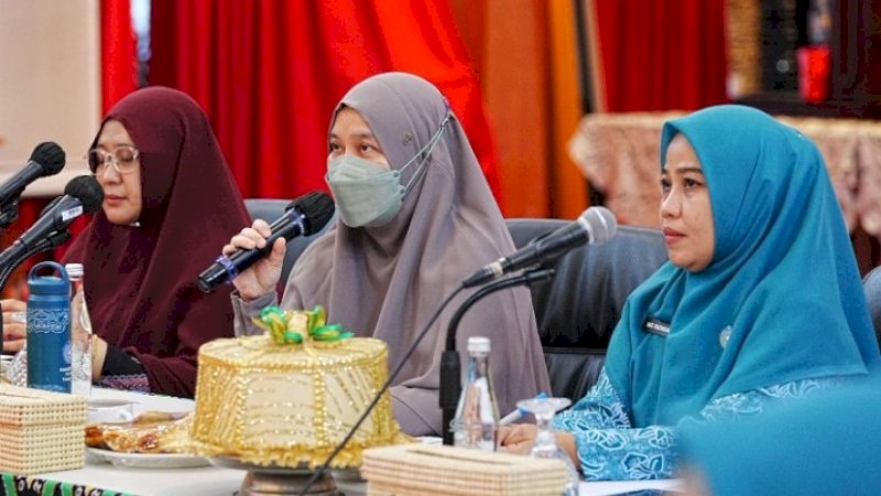 Naoemi Octarina Sudirman (tengah). foto: istimewa