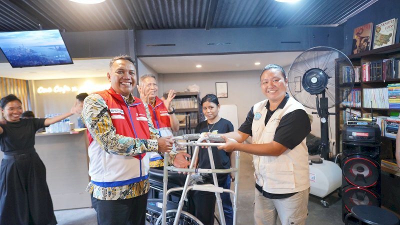 PT Pertamina Patra Niaga Regional Sulawesi menegaskan komitmennya dalam menghadirkan program tanggung jawab sosial yang inklusif dan berkelanjutan melalui kunjungan Dewan Komisaris dan Komite PT Pertamina (Persero) ke Komunitas Tuli Peduli Bitung (KALEB), Kamis (15/1/2026). Program binaan Integrated Terminal (IT) Bitung ini menjadi contoh praktik CSR yang tidak hanya bersifat bantuan sosial, tetapi berorientasi pada pemberdayaan dan kesetaraan bagi penyandang disabilitas.