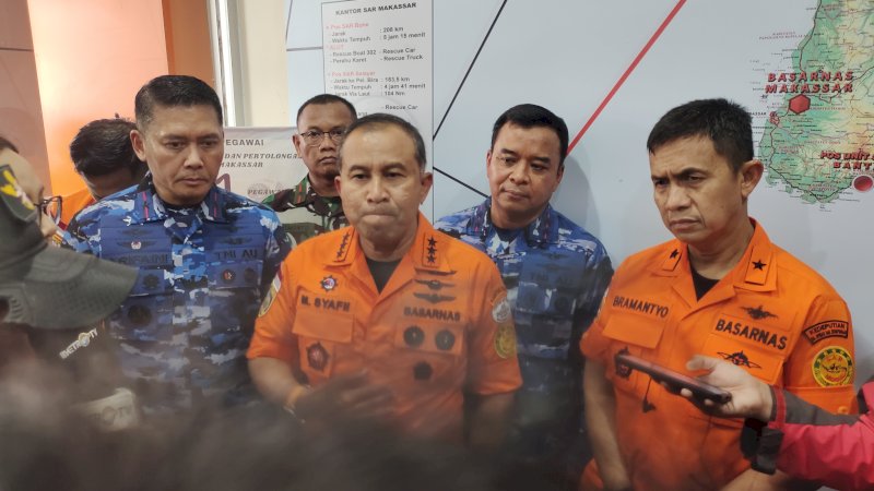 Kepala Basarnas RI, Marsekal Madya TNI Muh Syafii saat memberikan keterangan pers di kantor Basarnas Makassar pada Senin 19/1/2026. (Dok Rakyatku)