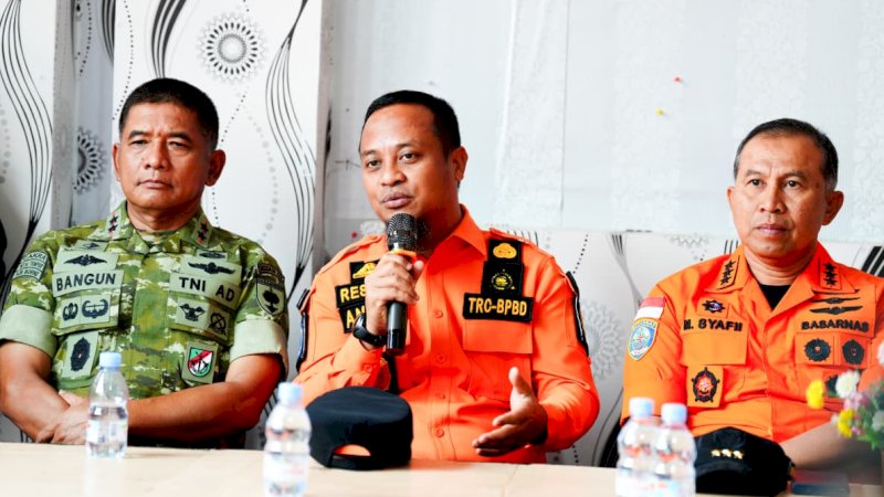 Momen Gubernur Sulsel Tinjau Posko AJU operasi Pencarian Korban Kecelakaan Pesawat ATR 42-500 di Balocci