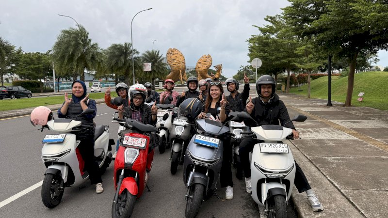 Astra Motor Sulawesi Selatan (Asmo Sulsel) terus memperkuat edukasi dan adopsi kendaraan ramah lingkungan dengan mengajak insan media merasakan langsung pengalaman berkendara sepeda motor listrik Honda melalui kegiatan Rolling City di Kota Makassar, Selasa (20/1/2026).
