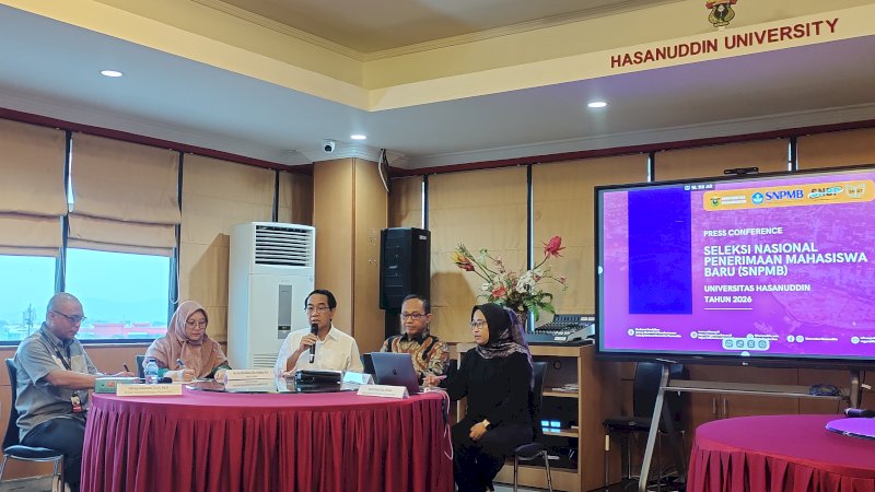 Rektor Unhas Makassar, Prof. Jamaluddin Jompa (kemeja putih) saat memberikan keterangan kepada wartawan. (Dok Rakyatku)