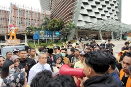 Mahasiswa UNM Demo Minta Kemendikti Saintek Evaluasi Pengangkatan PLH Rektor