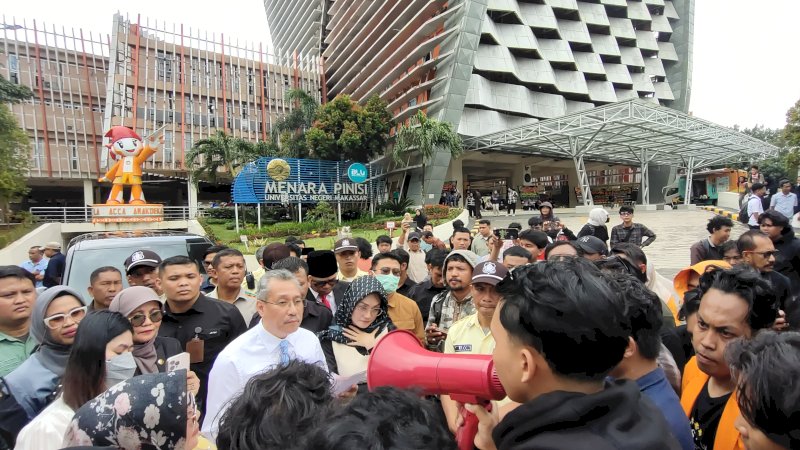 Sekretaris Jenderal Kementerian Pendidikan Tinggi, Sains, dan Teknologi (Kemendikti Saintek), Prof Togar Mangihut Simatupang (kemeja putih) saat berdialog dengan mahasiswa UNM. (Dok Rakyatku)