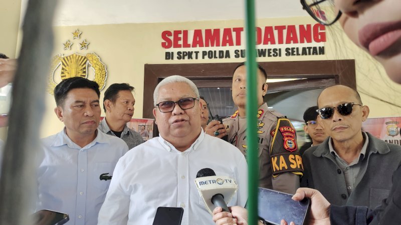 Rektor Universitas Negeri Makassar (UNM) nonaktif, Prof. Kartajayadi memberikan keterangan kepada wartawan usai melapor di Polda Sulsel pada Senin 19/1/2026. (Dok Rakyatku)