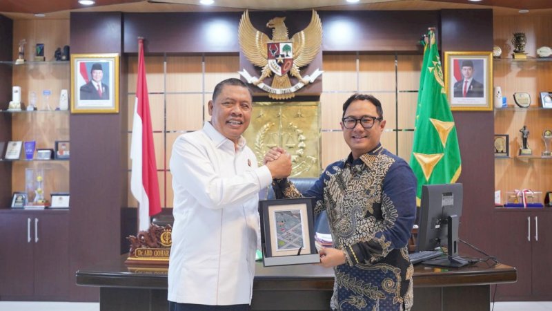 Pertamina Patra Niaga Regional Sulawesi melakukan audiensi dengan Kepala Kejaksaan Tinggi Sulawesi Tenggara, Dr. Abd Qohar AF, S.H., M.H., dalam rangka memperkuat kolaborasi pengawasan serta kepatuhan hukum pada rantai distribusi energi. Pertemuan tersebut berlangsung di Kantor Kejaksaan Tinggi Sulawesi Tenggara pada Kamis (22/1).