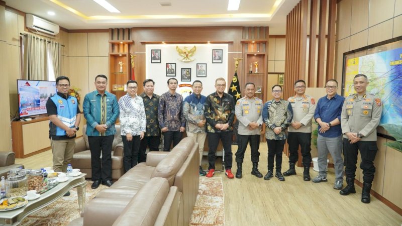 Pertamina Patra Niaga Regional Sulawesi melakukan audiensi dengan Kepala Kepolisian Daerah Sulawesi Tenggara, Irjen Pol. Didik Agung Widjanarko, S.I.K., M.H., sebagai bagian dari upaya memperkuat sinergi pengamanan distribusi energi di wilayah Sulawesi Tenggara. Audiensi tersebut berlangsung di Mapolda Sulawesi Tenggara pada Kamis (22/1).