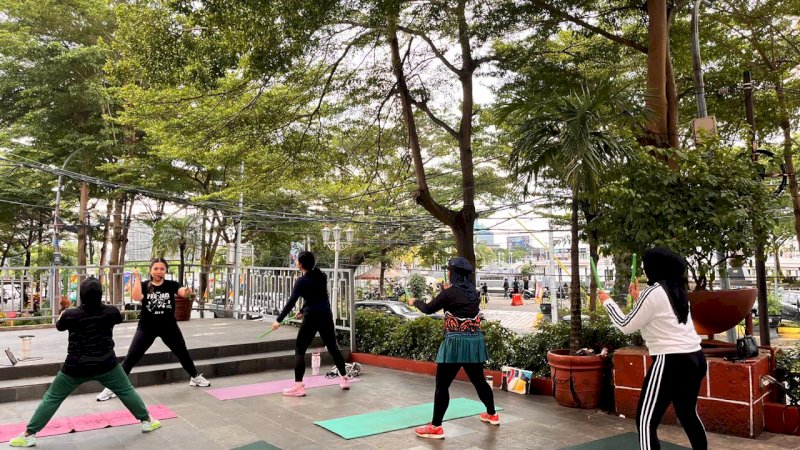 Event Poundfit menghadirkan kombinasi gerakan cardio, strength training, serta irama musik yang enerjik, menciptakan pengalaman olahraga yang tidak hanya menyehatkan tubuh tetapi juga meningkatkan semangat dan suasana hati para peserta