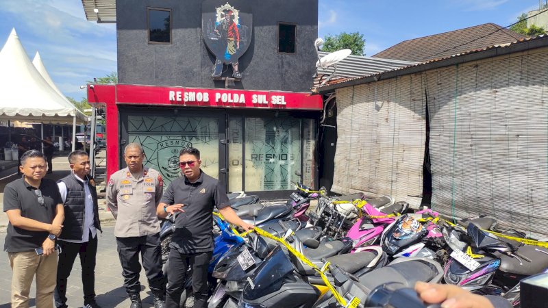 Kasubdit 3 Jatanras Ditreskrimum Polda Sulsel, Kompol Benny Pornika saat memberikan keterangan kepada wartawan terkait pengungkapan sindikat curanmor. (Dok Rakyatku)