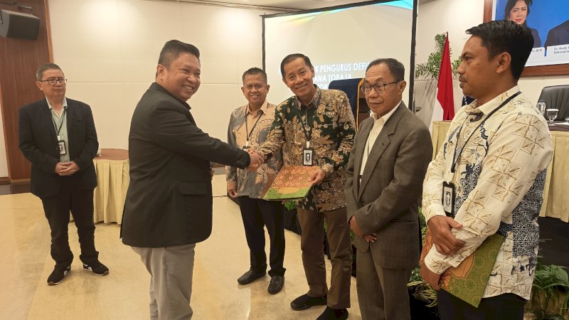 Ketua PIKI Boas Singkali menyerahkan SK ke DPC. Rakerda ini menjadi momentum strategis bagi PIKI Sulsel untuk merumuskan arah gerak organisasi lima tahun ke depan, sekaligus mempertegas posisi sebagai mitra kritis dan konstruktif pemerintah daerah.