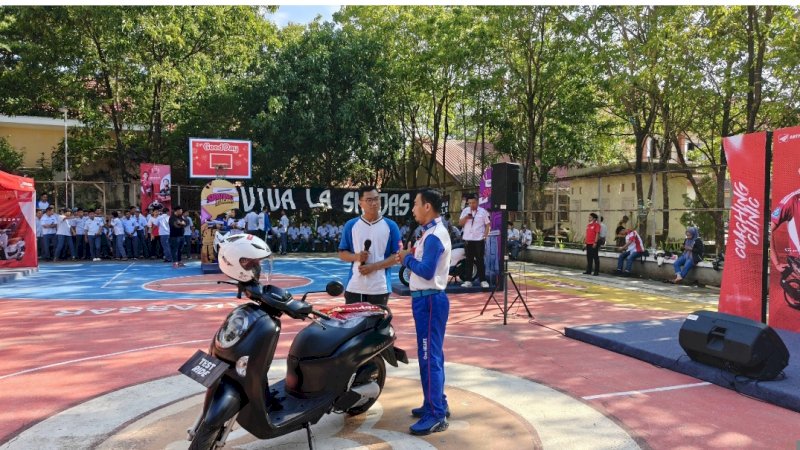 Instruktur safety riding Wanny dewa bersama SMAN 21 Makassar 