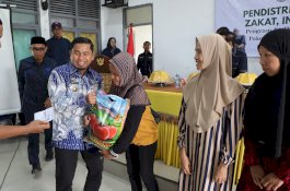 Tasming Hamid Serahkan Paket Ramadhan BAZNAS, Ajak Warga Perkuat Kebersamaan