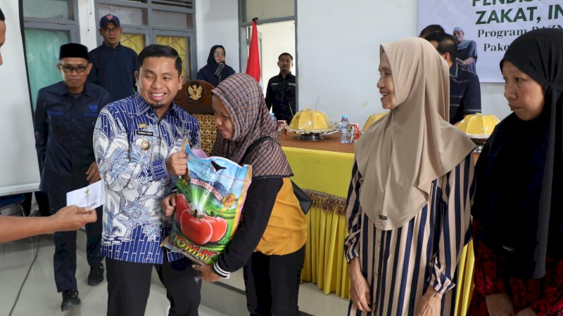 Tasming Hamid Serahkan Paket Ramadhan BAZNAS, Ajak Warga Perkuat Kebersamaan