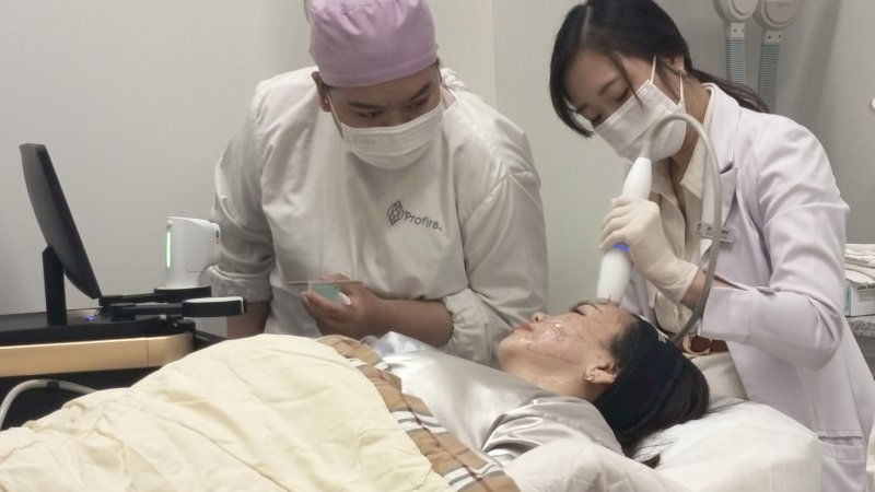 dr. Aryani sutarnio sedang melakukan Contour Tite pada seorang pasien, selasa(10/2) 
