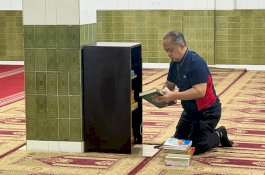 Sambut Ramadan, Phinisi Hospitality Indonesia Group Gelar Aksi Bersih Masjid di Somba Opu