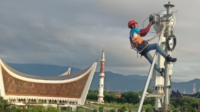Petugas sedang memastikan jaringan aman terkendali 