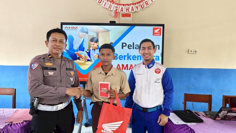 Instruktur safety riding Astra Motor Sulsel Wanny Dewa