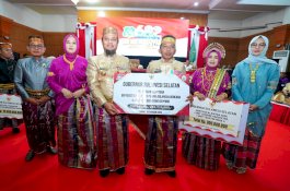 Kado 682 Tahun Sidrap, Gubernur Sulsel Serahkan Bantuan Keuangan Rp15 M hingga Alsintan