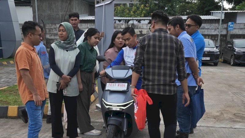 Wanny Dewa Instruktur Safety Riding Asmo Sulsel memberikan pengarahan dan praktek langsung cara berkendara yang aman kepada Karyawan Astra Traktor Nusantara (Traknus) Makassar