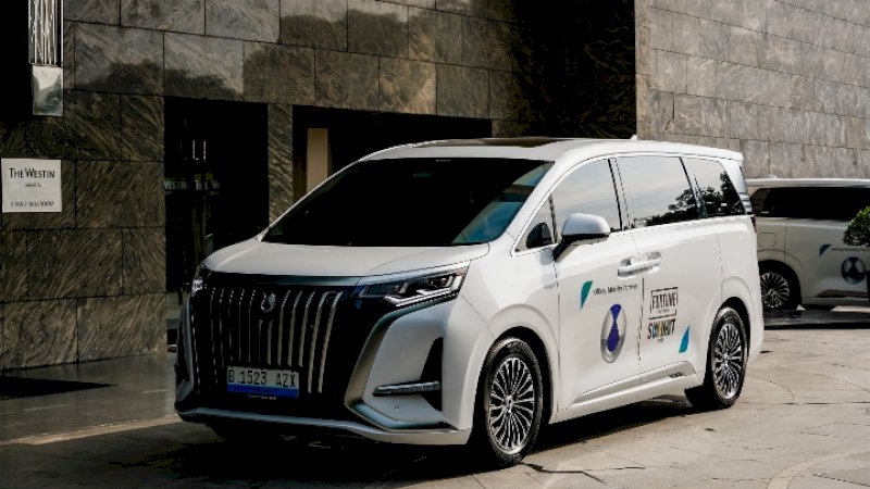 DENZA D9 mengusung interior berkonsep first-class experience dengan captain seat ergonomis di baris kedua, dilengkapi fitur pijat dan ventilasi.