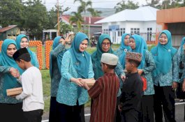 Ramadan Penuh Berkah, PKK Parepare Serentak Bagikan Takjil dan Gelar Amaliyah di Auditorium BJ Habibie