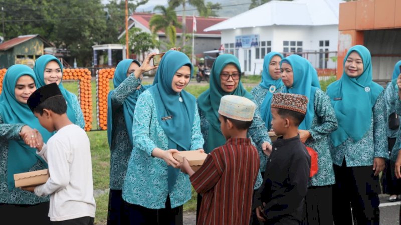 Ramadan Penuh Berkah, PKK Parepare Serentak Bagikan Takjil dan Gelar Amaliyah di Auditorium BJ Habibie
