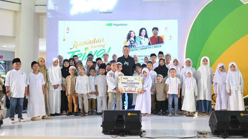 Pegadaian menyerahkan santunan kepada anak panti asuhan sebagai bentuk kepedulian 