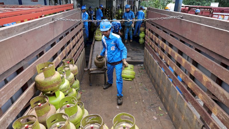 Petugas menambah pasokan LPG 3 kg 