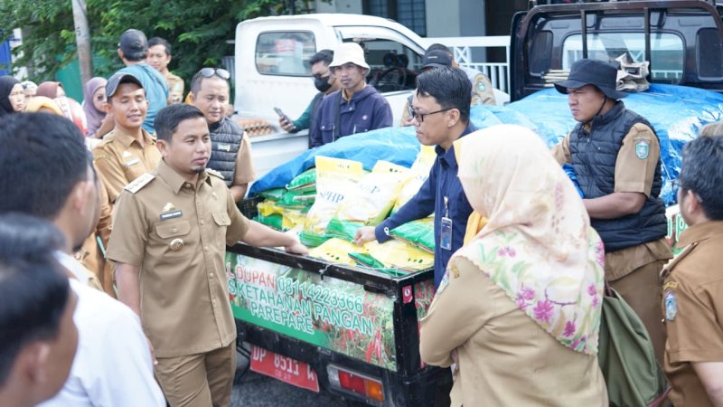 Lepas Pasar Murah Ramadan, Tasming Hamid Distribusi 1.000 Paket Sembako untuk Warga