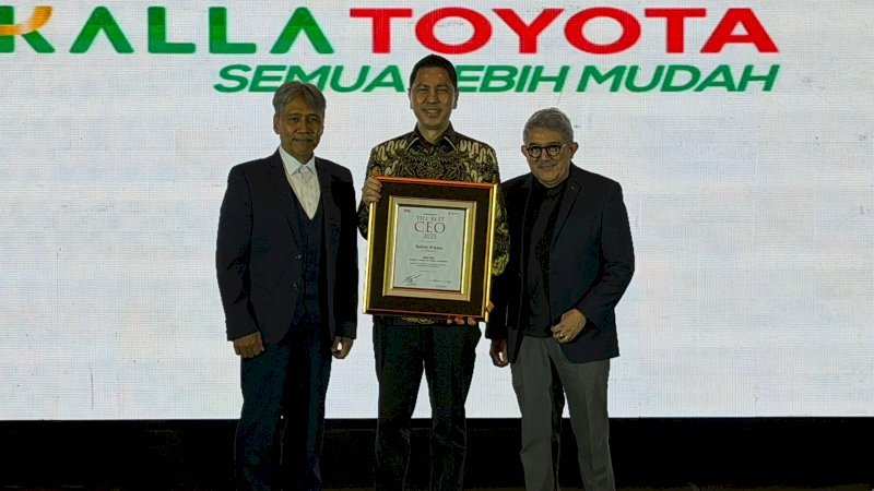 Chief Executive Officer (CEO) Kalla Toyota, Robby Wijaya, meraih penghargaan &ldquo;The Best CEO 2025&rdquo; dari SWA Media Group