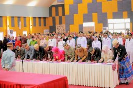 Lantikan 364 Pejabat Bernuansa Adat, Bupati Wajo Tekankan Nilai Yassiwajori dalam Pelayanan Publik