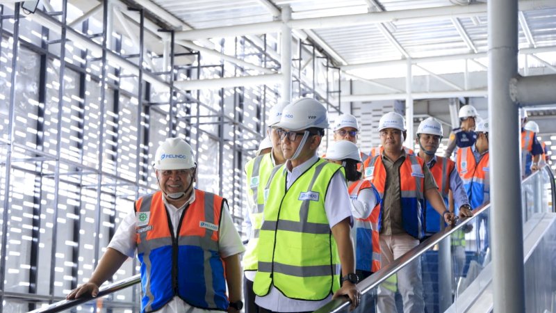 Direktur keuangan Pelindo bersama tim melakukan Peninjauan langsung pelayanan pelabuhan 