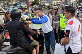 Dukung Teguran Simpatik Polres Gowa, Asmo Sulsel Bagikan Helm SNI kepada Pengendara