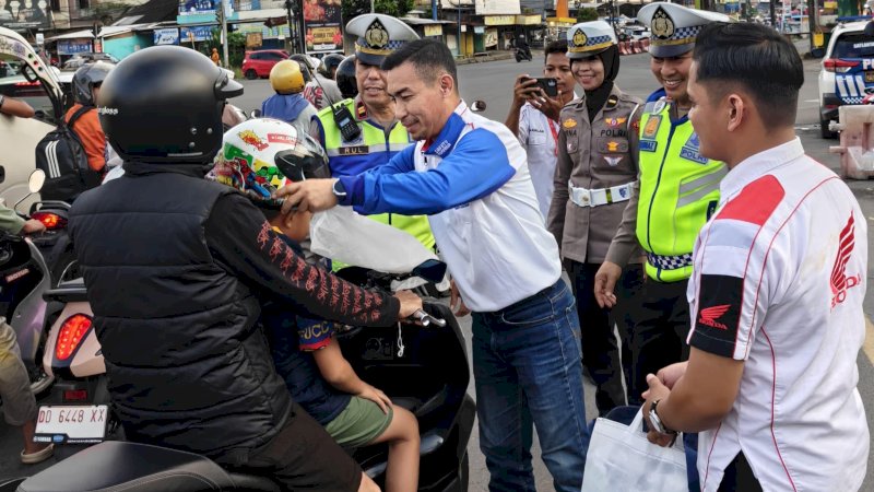 Kurang lebih 15 pengendara menerima helm secara cuma-cuma, mulai dari pengendara dewasa hingga anak-anak yang kedapatan tidak menggunakan pelindung kepala saat berada di jalan raya.