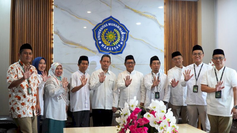 Universitas Muhammadiyah Makassar menerima kunjungan silaturahmi pimpinan Bank Syariah Nasional di ruang kerja rektor lantai 17 Gedung Menara Iqra, Jumat (6/3/2026).