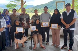 Gubernur Sulsel Salurkan Bantuan Warga Korban Kebakaran di Luwu