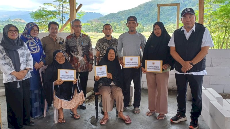 Gubernur Sulsel Salurkan Bantuan Warga Korban Kebakaran di Luwu