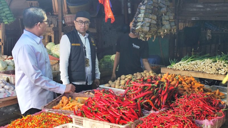 Dari hasil pemantauan di lapangan, tim KPPU menemukan adanya kenaikan harga pada sejumlah komoditas utama seperti daging ayam, telur, dan cabai. Meski demikian, kenaikan tersebut masih dalam batas wajar dan belum berdampak signifikan terhadap stabilitas harga di pasar.