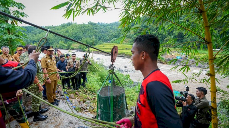 Gubernur Sulsel Support Program Jembatan Gantung TNI untuk Perkuat Akses Warga