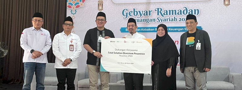 OJK Edukasi 300 Santri di Maros tentang Keuangan Syariah