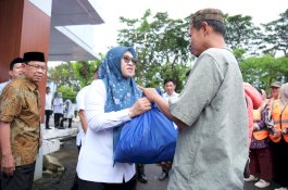 Pemkab Gowa-Baznas Salurkan Paket Lebaran untuk 716 Tenaga Outsourcing